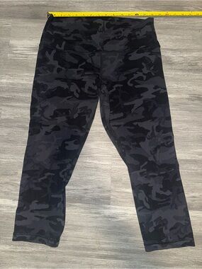 Lululemon Align 24” Capri Leggings Size 12 Black Grey Camo